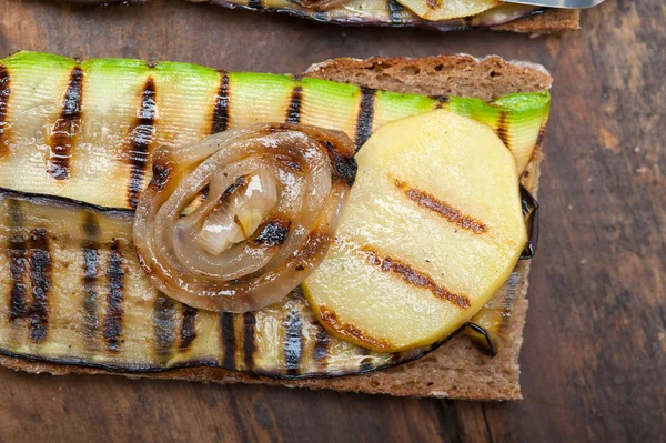 Grilled vegetables on bread — Stock Photo, Image