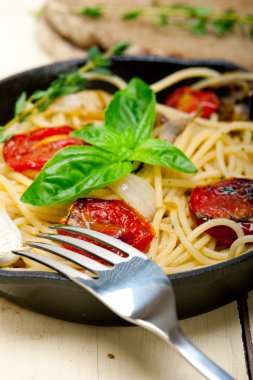 Spagetti makarna pişmiş domates ve fesleğen ile 