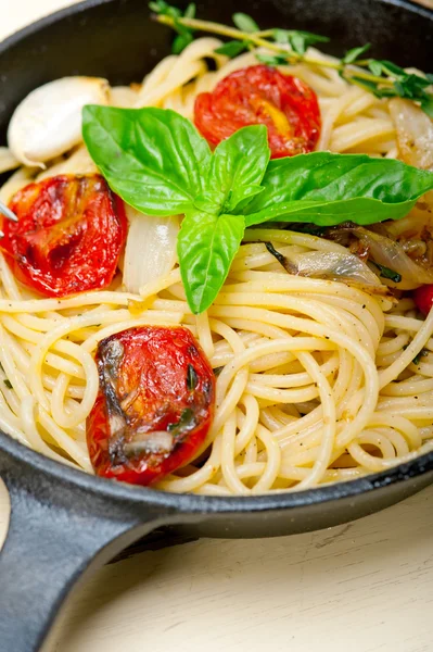 Spaghetti pasta with baked cherry tomatoes and basil — Stock Photo, Image