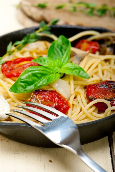 Spaghetti pasta with baked cherry tomatoes and basil — Stock Photo, Image