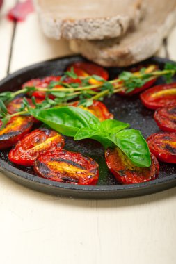 Pişmiş domates fesleğen ve kekik ile