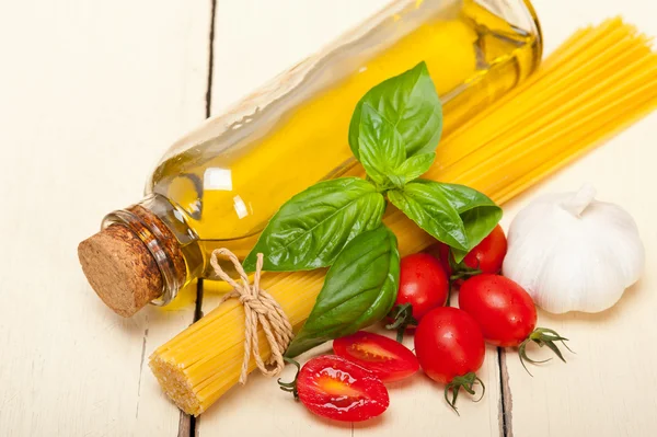 Italian spaghetti pasta tomato and basil — Stock Photo, Image