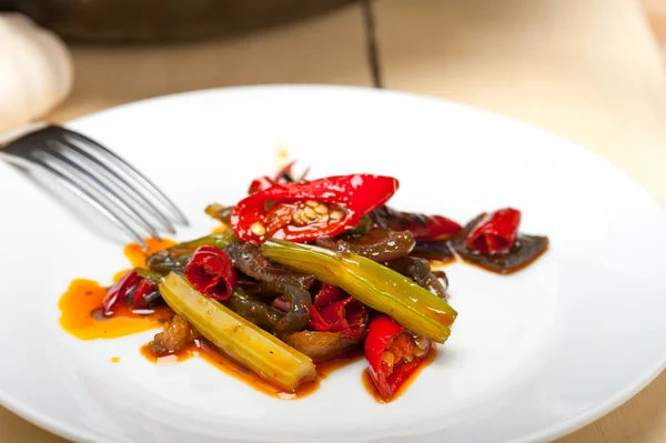 Chile frito y verduras en una sartén wok — Foto de Stock