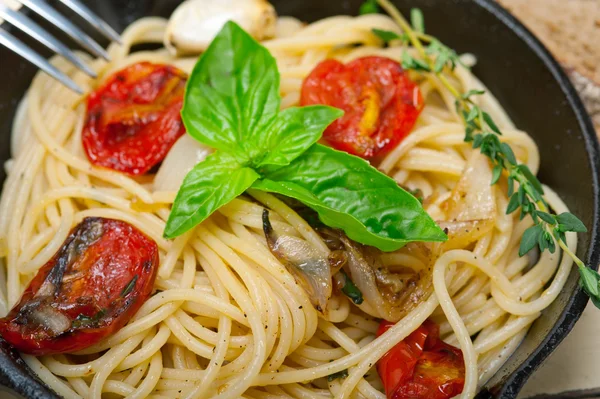 Spaghetti pasta met gebakken cherry tomaten en basilicum — Stockfoto