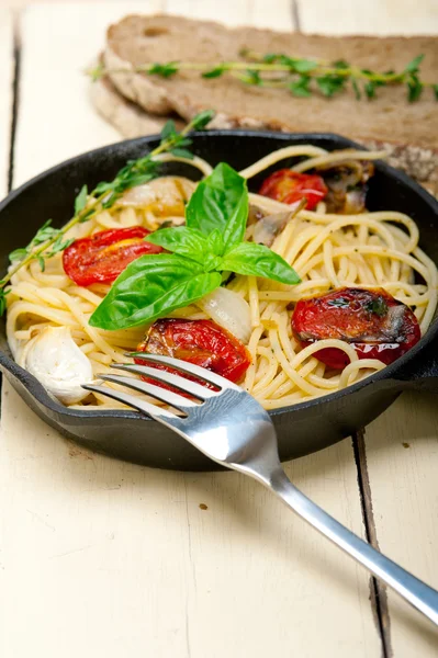 Spaghetti pasta with baked cherry tomatoes and basil — Stock Photo, Image