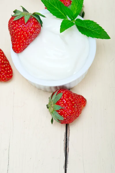 Organic Greek yogurt and strawberry — Stock Photo, Image