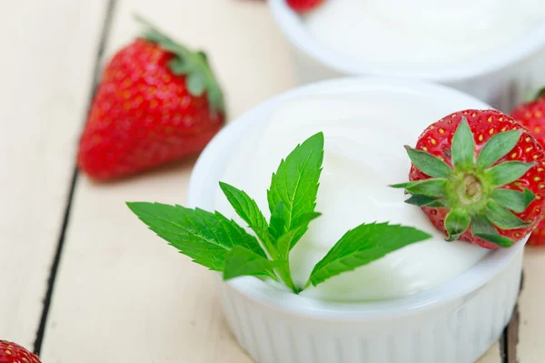 Iogurte e morango orgânicos gregos — Fotografia de Stock