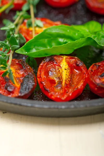Tomates cerises cuites au four au basilic et au thym — Photo