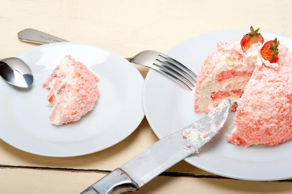 Свіжий полуничний і збитих вершків десерт — стокове фото
