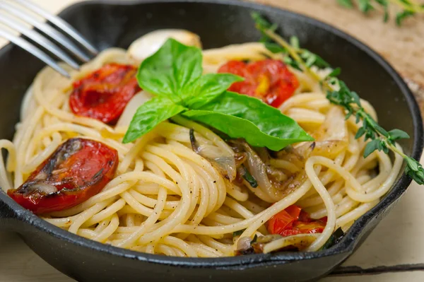 Spaghetti pasta met gebakken cherry tomaten en basilicum — Stockfoto