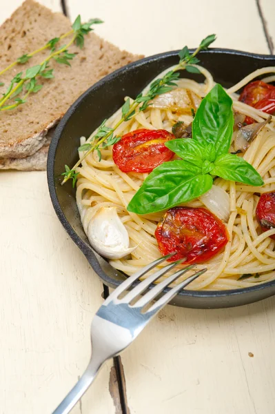 Spaghetti pasta with baked cherry tomatoes and basil — Stock Photo, Image