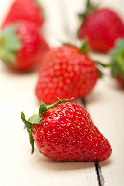 Frische Bio-Erdbeere über weißem Holz — Stockfoto