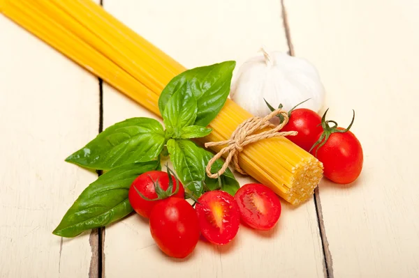 İtalyan spagetti makarna domates ve fesleğen — Stok fotoğraf