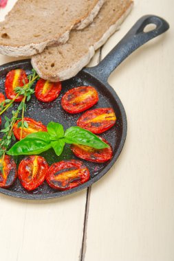 Pişmiş domates fesleğen ve kekik ile