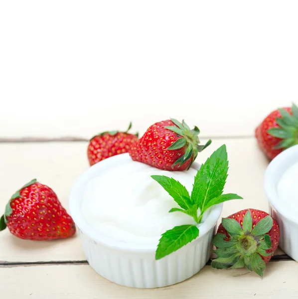 Organiczny grecki jogurt i truskawki — Zdjęcie stockowe