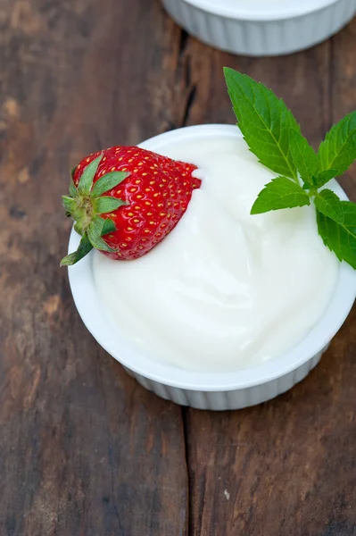 Organic Greek yogurt and strawberry — Stock Photo, Image