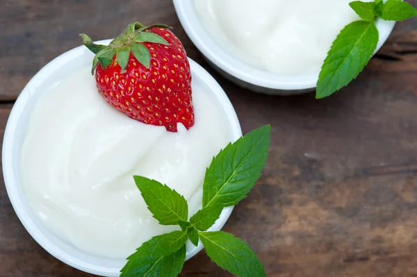 Organic Greek yogurt and strawberry — Stock Photo, Image