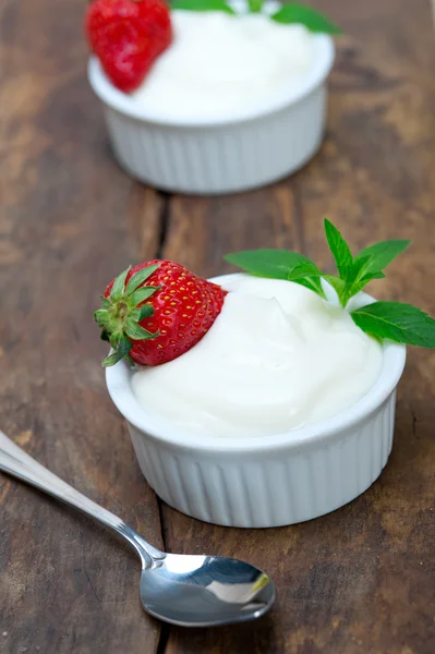 Ekologisk grekisk yoghurt och jordgubbar — Stockfoto