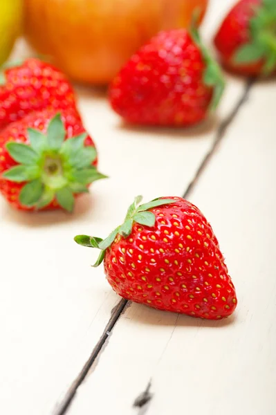 Frutos frescos maçãs peras e morangos — Fotografia de Stock