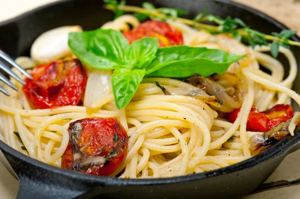 Spaghetti pasta met gebakken cherry tomaten en basilicum — Stockfoto
