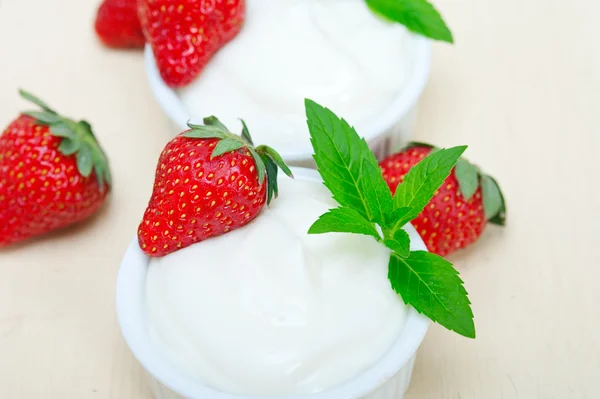 Organic Greek yogurt and strawberry — Stock Photo, Image