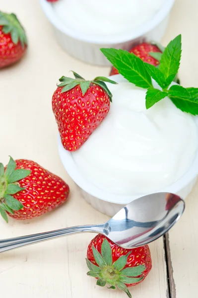 Organic Greek yogurt and strawberry — Stock Photo, Image