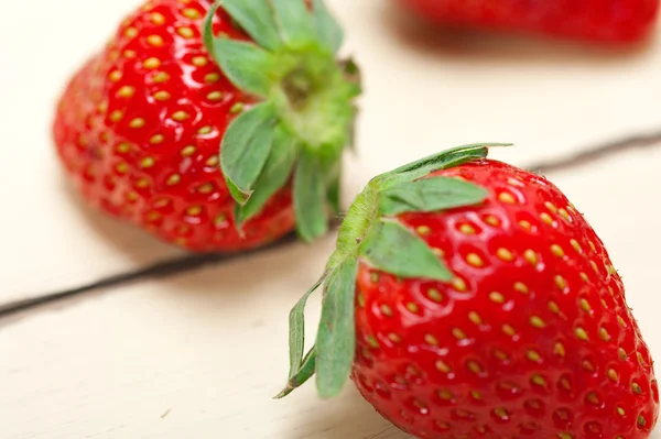 Fragola fresca biologica su legno bianco — Foto Stock