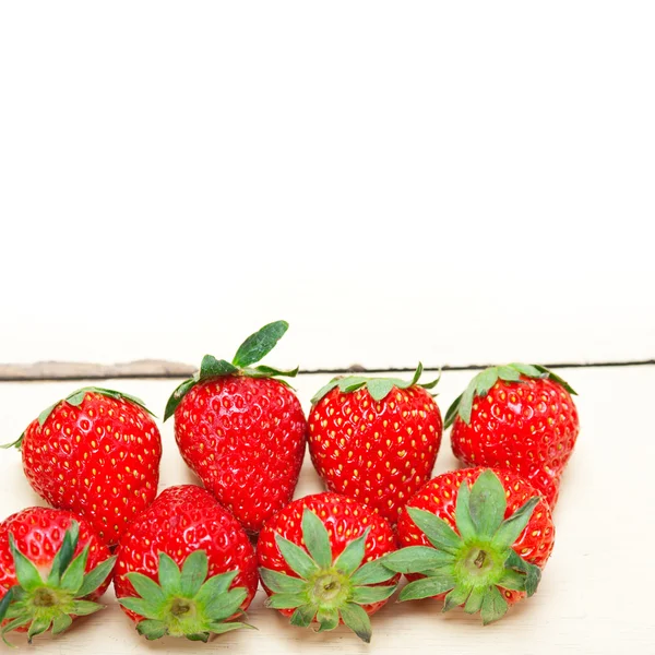 Φρέσκα βιολογικά φράουλα πάνω από λευκό ξύλο — Φωτογραφία Αρχείου