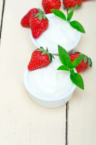 Organic Greek yogurt and strawberry — Stock Photo, Image