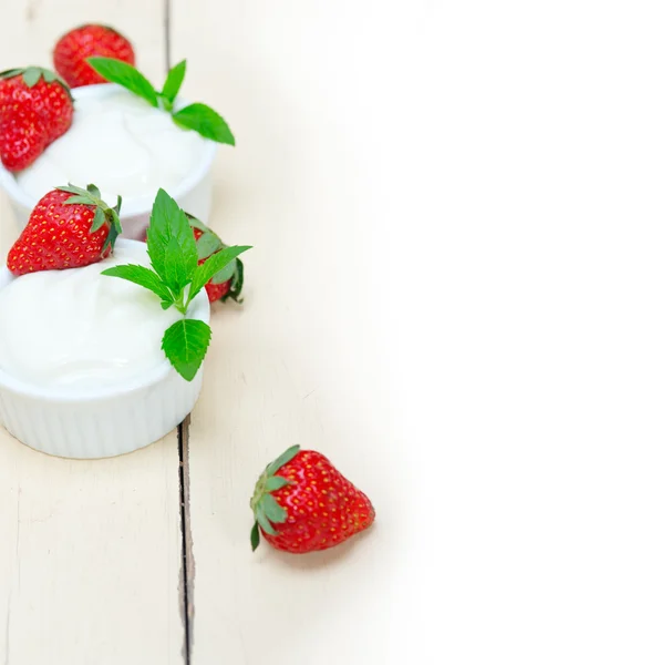 Organic Greek yogurt and strawberry — Stock Photo, Image