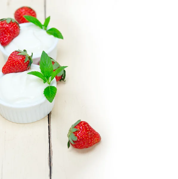 Ekologisk grekisk yoghurt och jordgubbar — Stockfoto