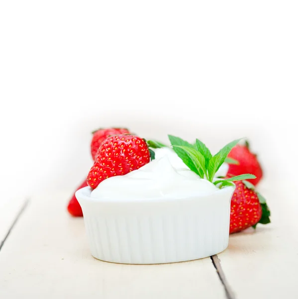 Iogurte e morango orgânicos gregos — Fotografia de Stock