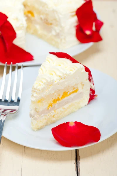 Whipped cream mango cake — Stock Photo, Image