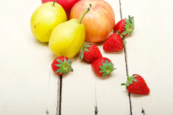 Frutos frescos maçãs peras e morangos — Fotografia de Stock