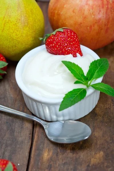 Fruits and yogurt — Stock Photo, Image