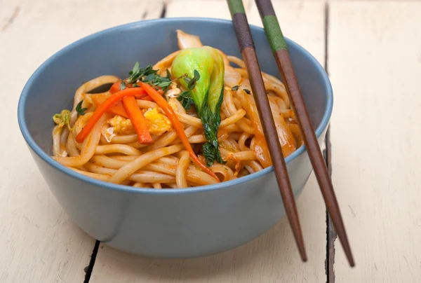 手を引っ張られたラーメン — ストック写真