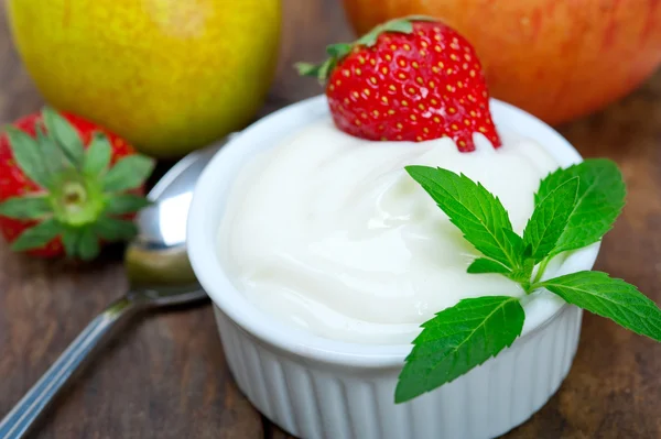 Fruits and yogurt — Stock Photo, Image