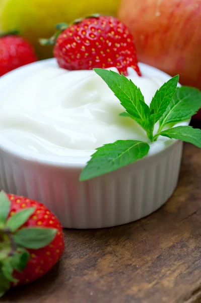 Фрукти і йогурт — стокове фото