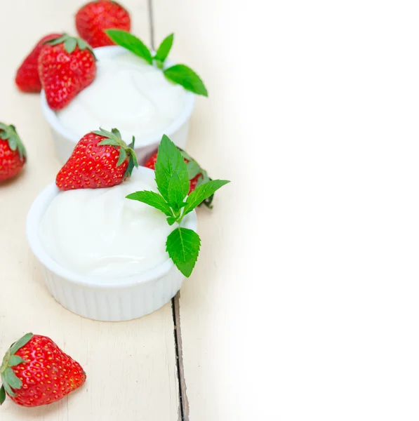 Organiczny grecki jogurt i truskawki — Zdjęcie stockowe
