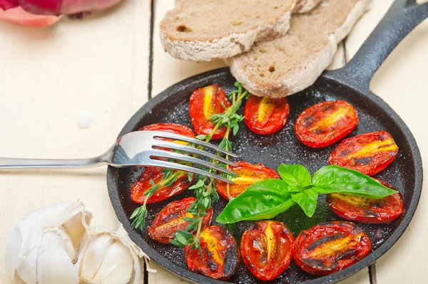 Печеные помидоры черри с базиликом и тимьяном — стоковое фото