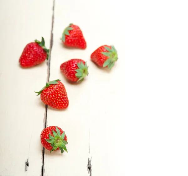 Morango orgânico fresco sobre madeira branca — Fotografia de Stock