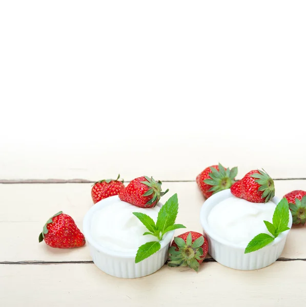 Organic Greek yogurt and strawberry — Stock Photo, Image