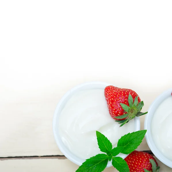 Ekologisk grekisk yoghurt och jordgubbar — Stockfoto