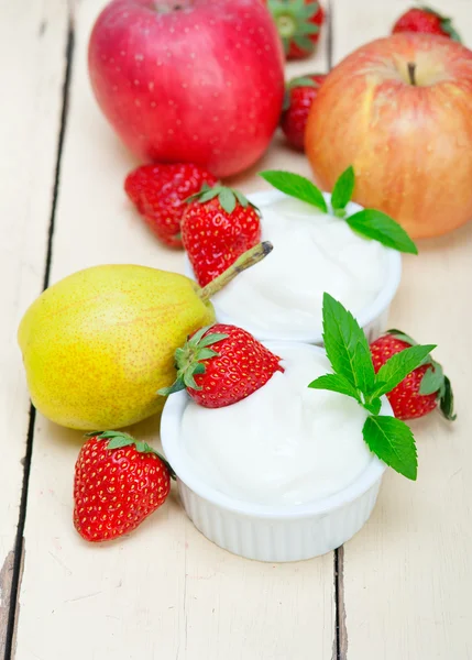 Gyümölcs és joghurt — Stock Fotó