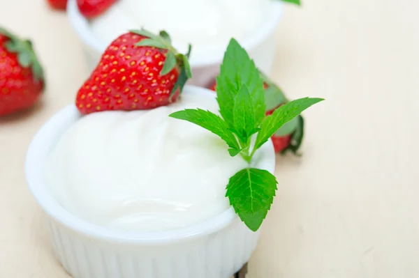 Yogurt dan strawberry Yunani organik — Stok Foto