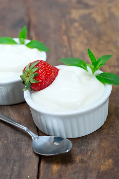 Organic Greek yogurt and strawberry — Stock Photo, Image