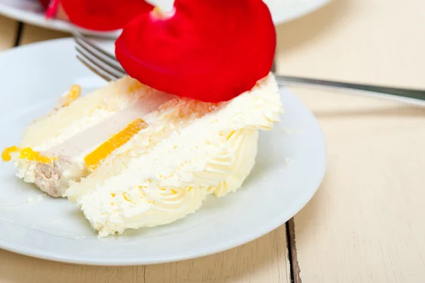 Vispad grädde mango cake — Stockfoto