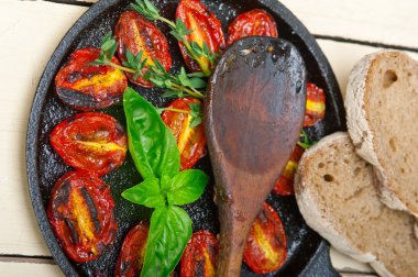 Pişmiş domates fesleğen ve kekik ile