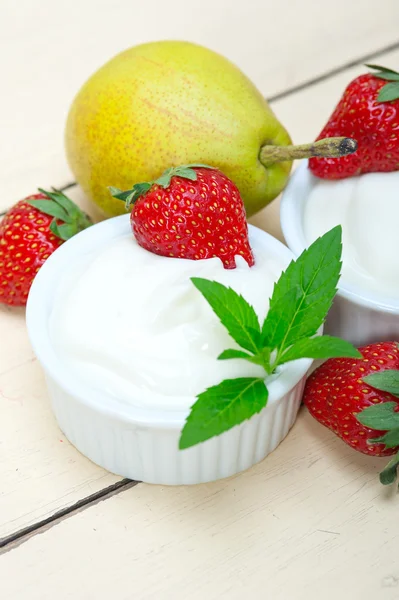 Fruits and yogurt — Stock Photo, Image