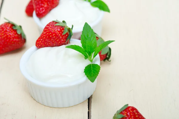 Ekologisk grekisk yoghurt och jordgubbar — Stockfoto